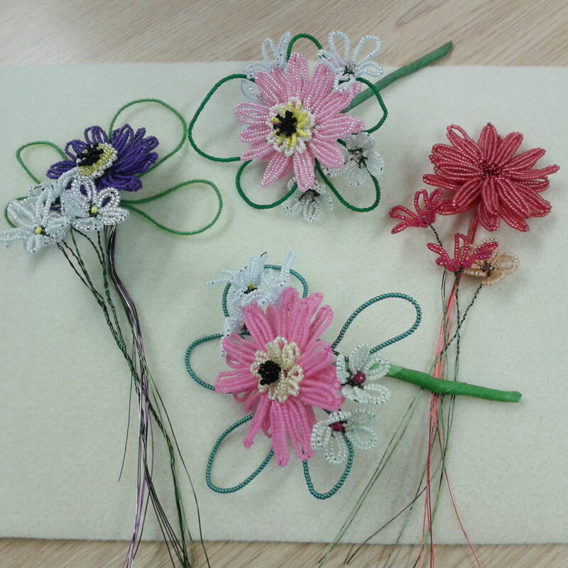 Gerberas: French beaded loop techniques